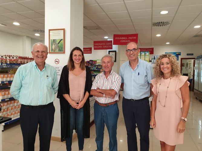 Economato solidario resurgir, con la concejala de politicas sociales del ayuntamiento de huelva