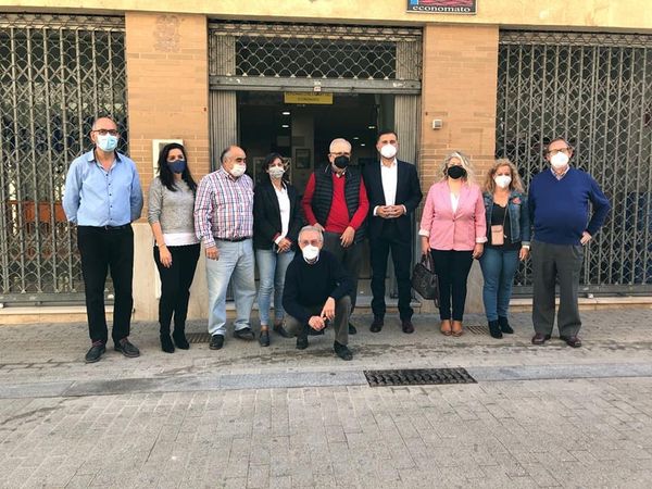 Con el alcalde de Moguer – economato solidario resurgir huelva (5)
